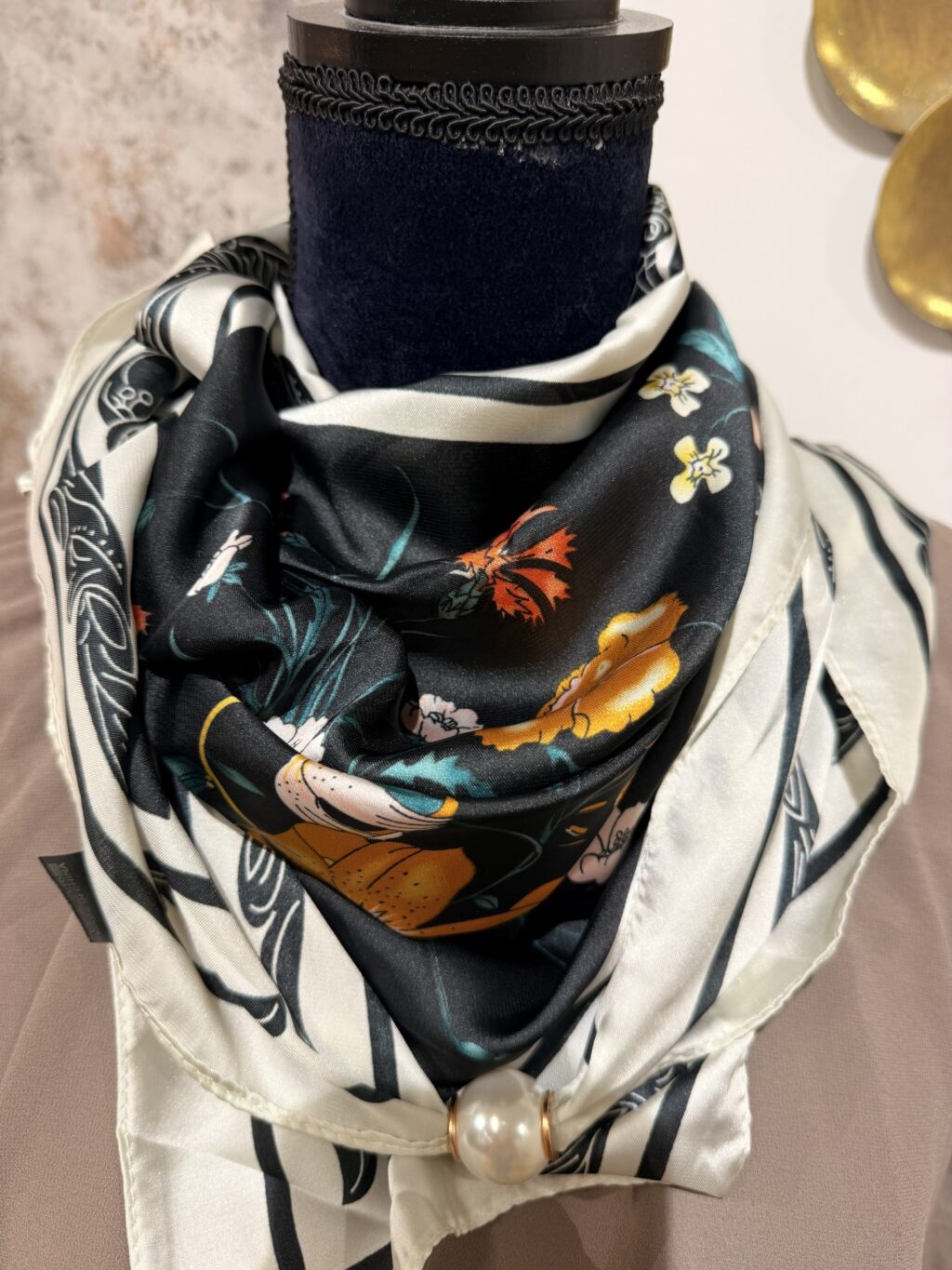 ✨ Train of Trend – längre magnetscarf med elegant pärlspänne ✨