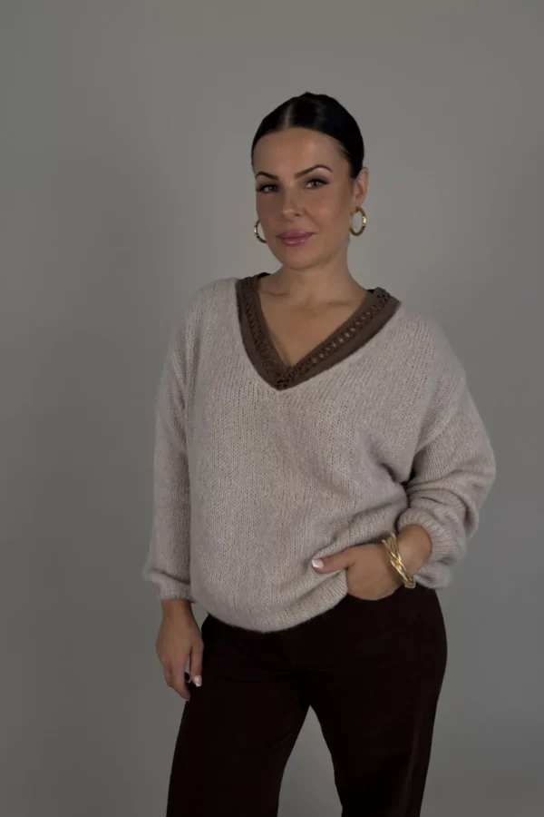 Härlig beige stickad tröja med V-hals