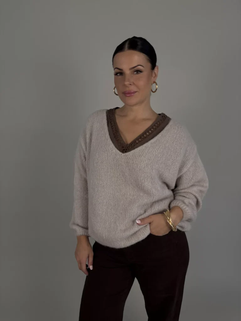 Härlig beige stickad tröja med V-hals