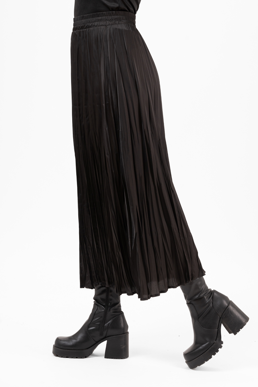 Svart kjol i lyxig satinkvalite med oregelbundna plisseringar