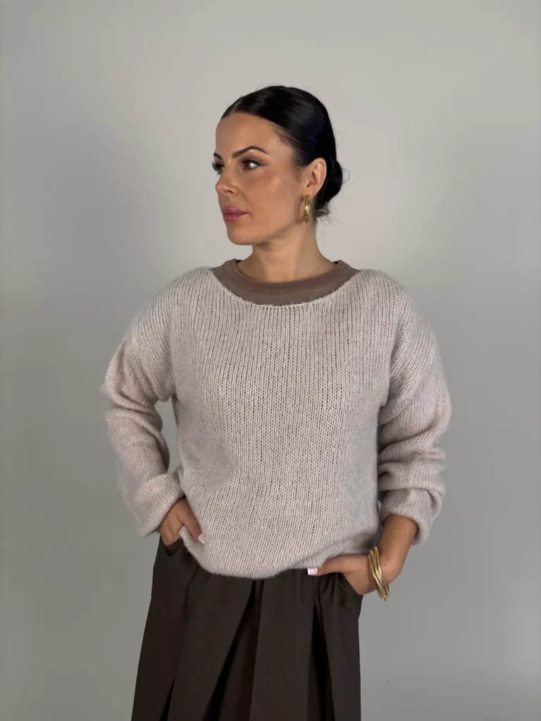 Härlig rundhalsad stickad tröja i beige