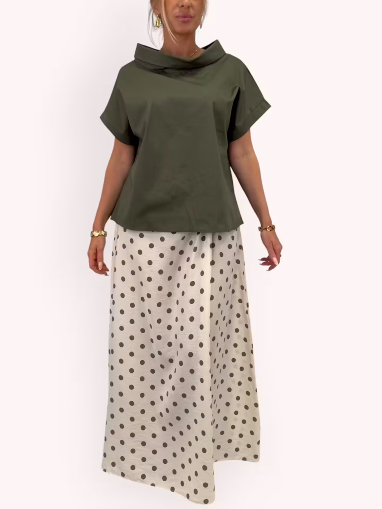 Stilren blus med dubbelvikt krage i khaki