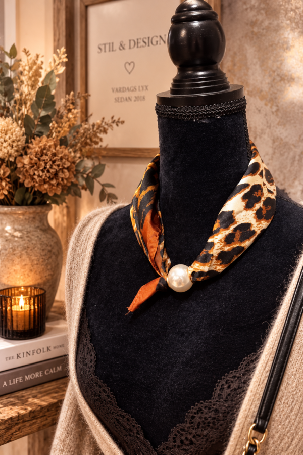 🐆 Leo Luxe – glansig satinscarf med pärlmagnet ✨