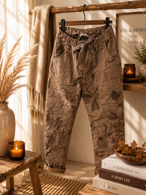 Magiska byxor i taupe med blommor i brunt