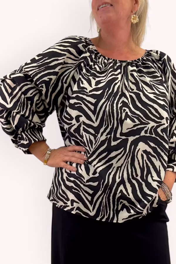 Glansig blus med volymärm i zebraprint