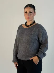Härlig rundhalsad stickad tröja i grått (EJ BYTE/RETURRÄTT)