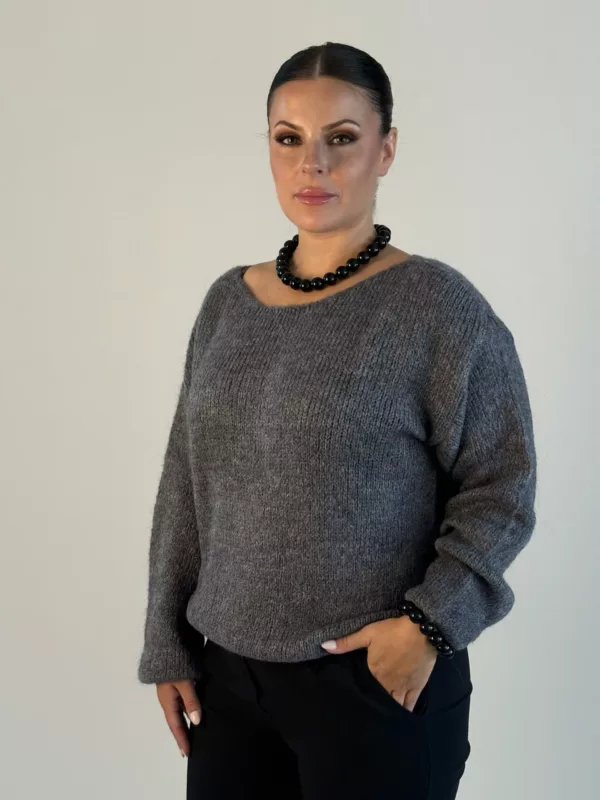 Rundhalsad stickad tröja i grått
