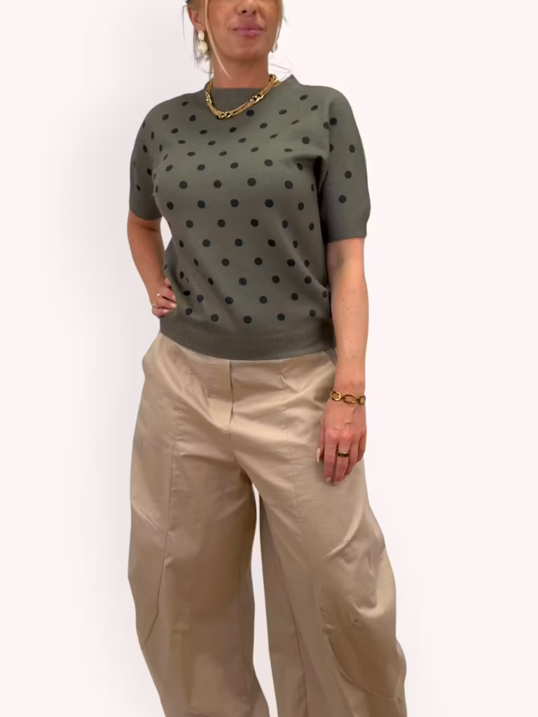 Stickad prickig tröja i khaki