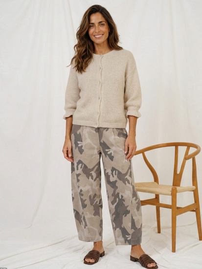 Coola barrelbyxor i beige camo