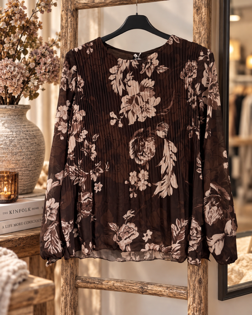 Plisserad blus i brunt med blommor i beige