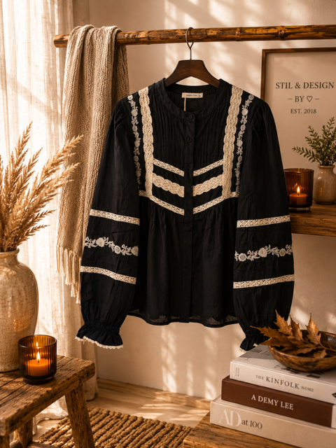 Fin svart blus med beiga spetsdetaljer