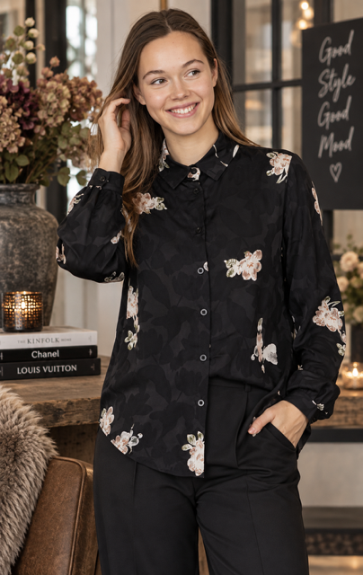 Fin svart blus i glansigt material