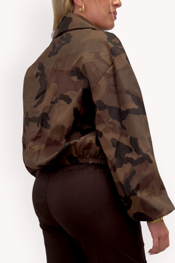 Brun camojacka med dekorativa knappar