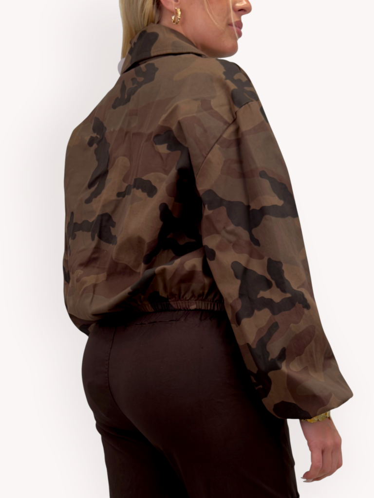 Brun camojacka med dekorativa knappar
