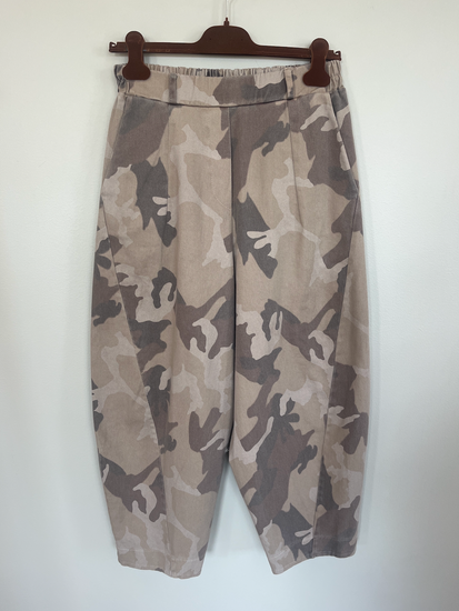 Coola barrelbyxor i beige camo