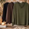 Fin blus med volang runt v-ringningen