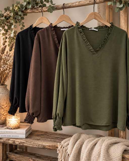 Blus med volang runt v-ringningen