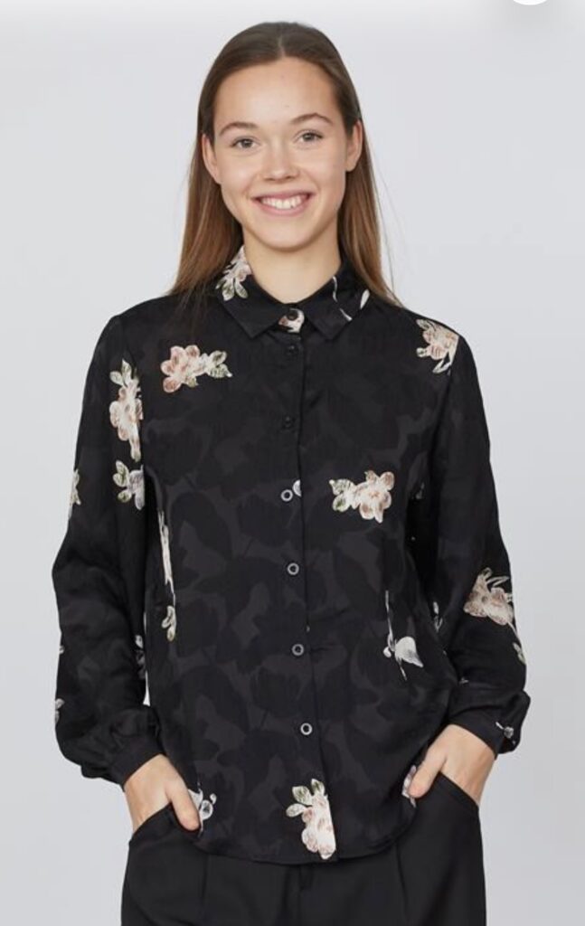 Fin svart blus i glansigt material