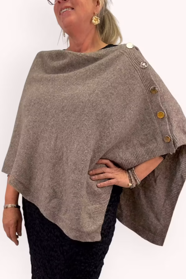 Elegant poncho med dekorativa guldknappar i taupe