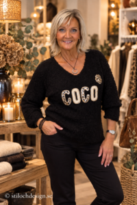 V-ringad mjukstickad tröja med tryck framtill COCO i svart