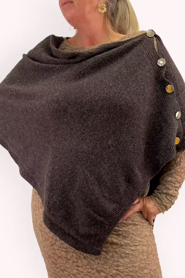 Brun stickad poncho med guldknappar