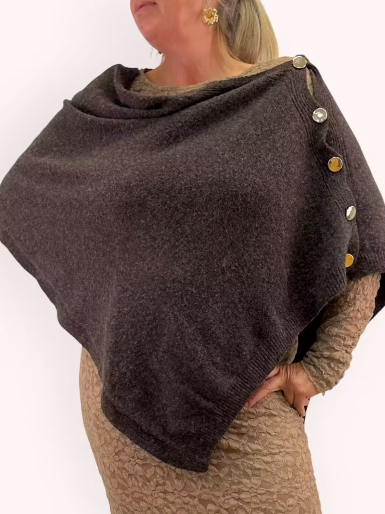 Brun stickad poncho med guldknappar