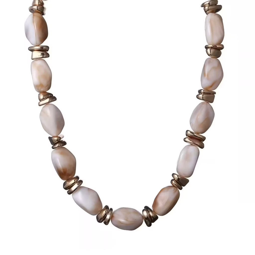 Coolt halsband med fräck design med beigemelerade plastkulor och hjärtan av guld