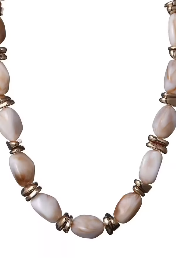 Coolt halsband med fräck design med beigemelerade plastkulor och hjärtan av guld