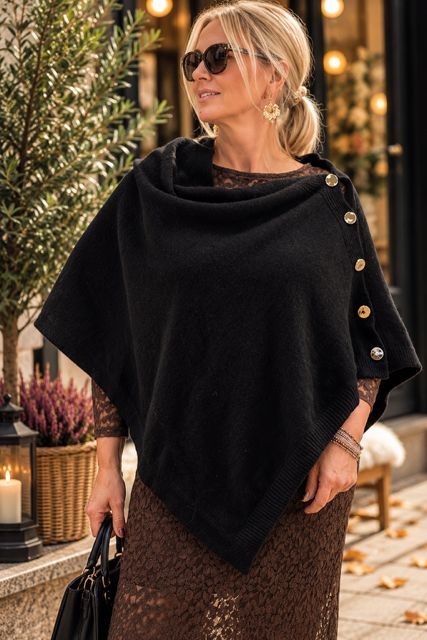 Svart poncho med guldknappar