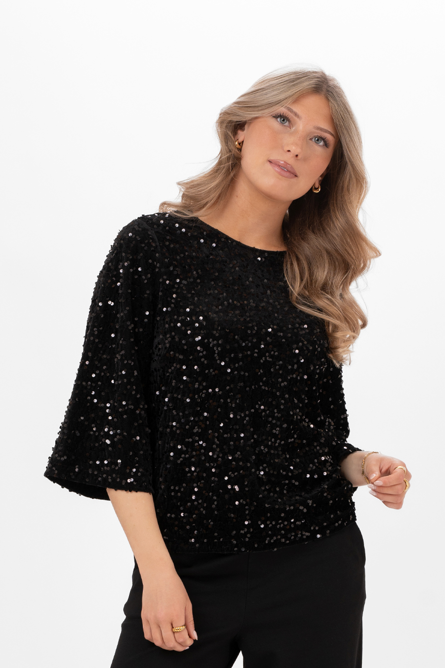 Svart blus i sammet med paljetter och rosett bak i nacken