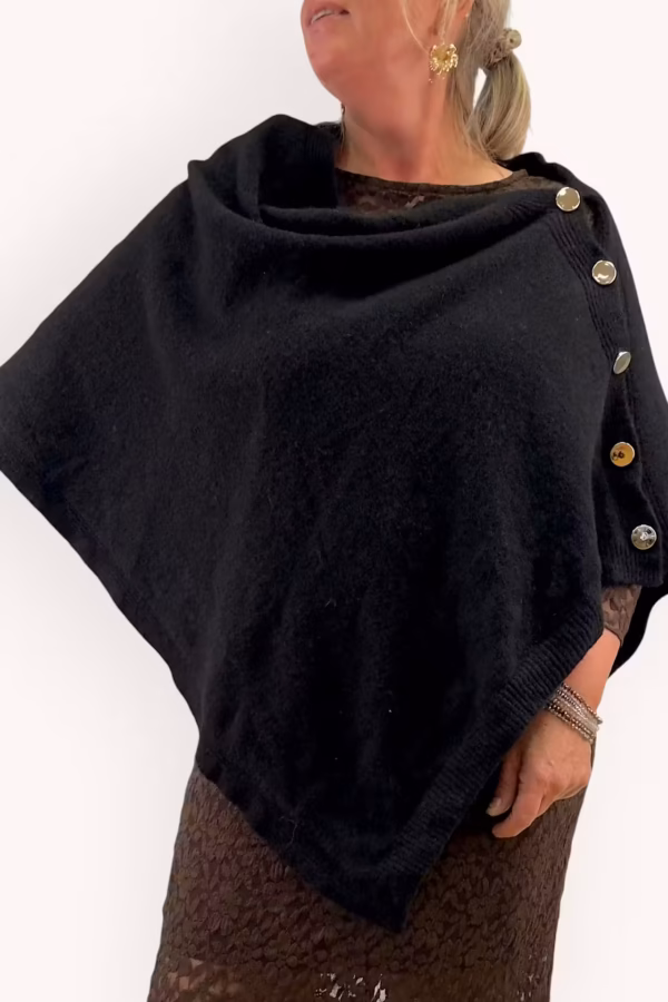 Elegant poncho med dekorativa guldknappar i svart