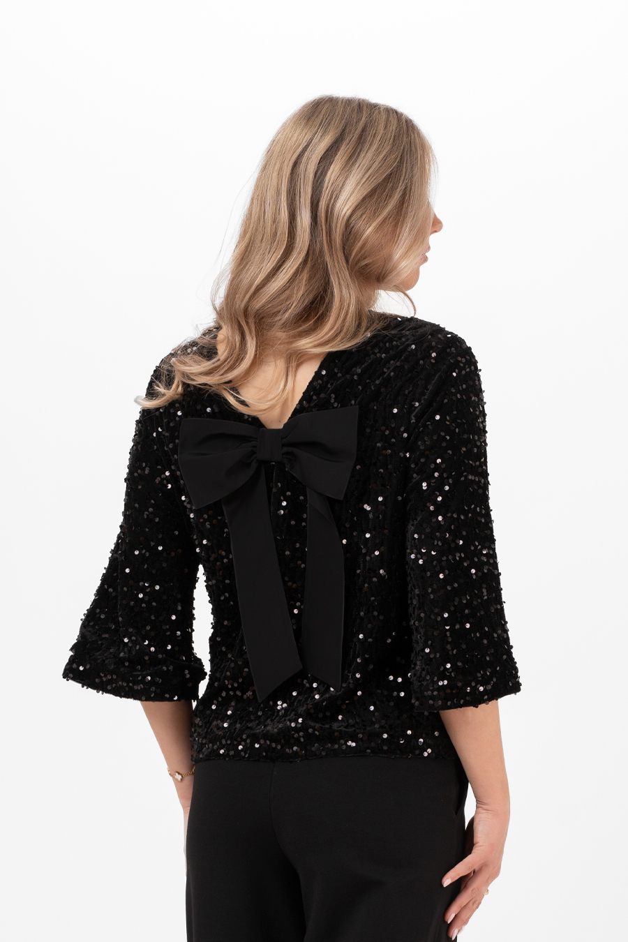 Svart blus i sammet med paljetter och rosett bak i nacken