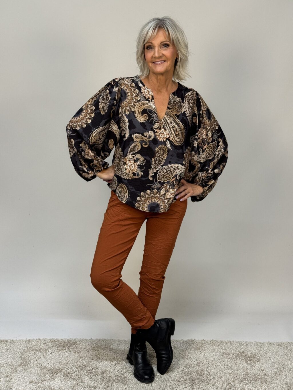 Svart paisleymönstrad blus med puffärm